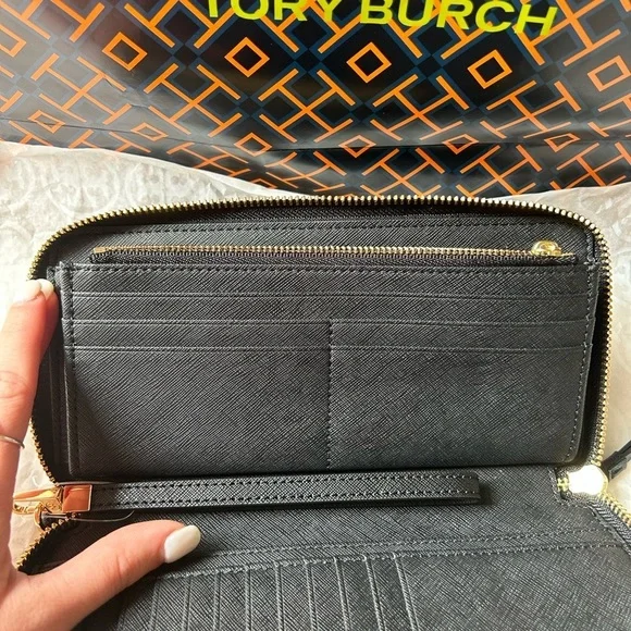 Tory Burch Robinson Passport Continental Wallet Black Gold